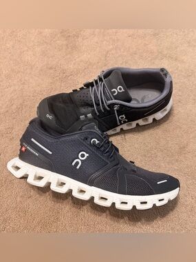 Women’s On Cloud 5 Black Running Shoe Mix Matched Set Great Tread Size 7 *AS-IS*